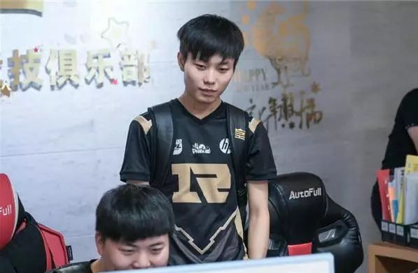 让我们拭目 让我们拭目